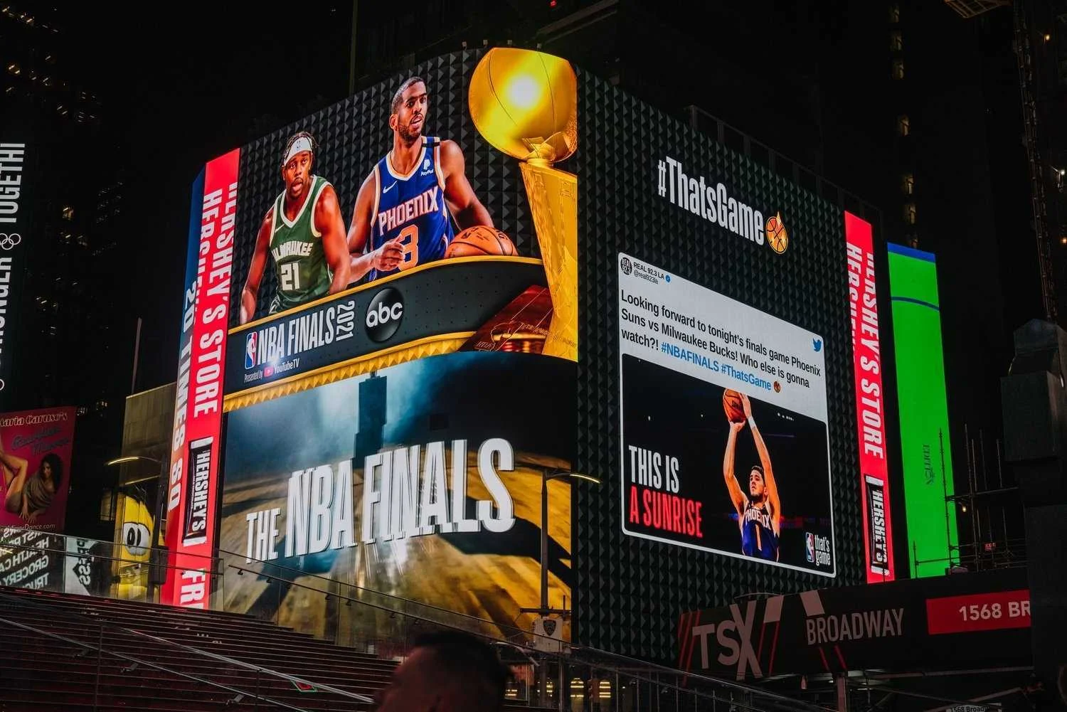 At the heart of the NBA Real-Time Playoff DOOH campaign was a clear insight: basketball fans want updates instantly. Scores change rapidly, momentum swings quickly, and every second matters during playoff games.