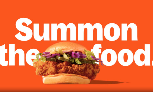 The most striking feature of the Grubhub “Summon the Food” campaign was its use of large-scale 3D installations. Oversized food elements were integrated seamlessly into urban infrastructure such as bus shelters, sidewalks, and waiting areas.