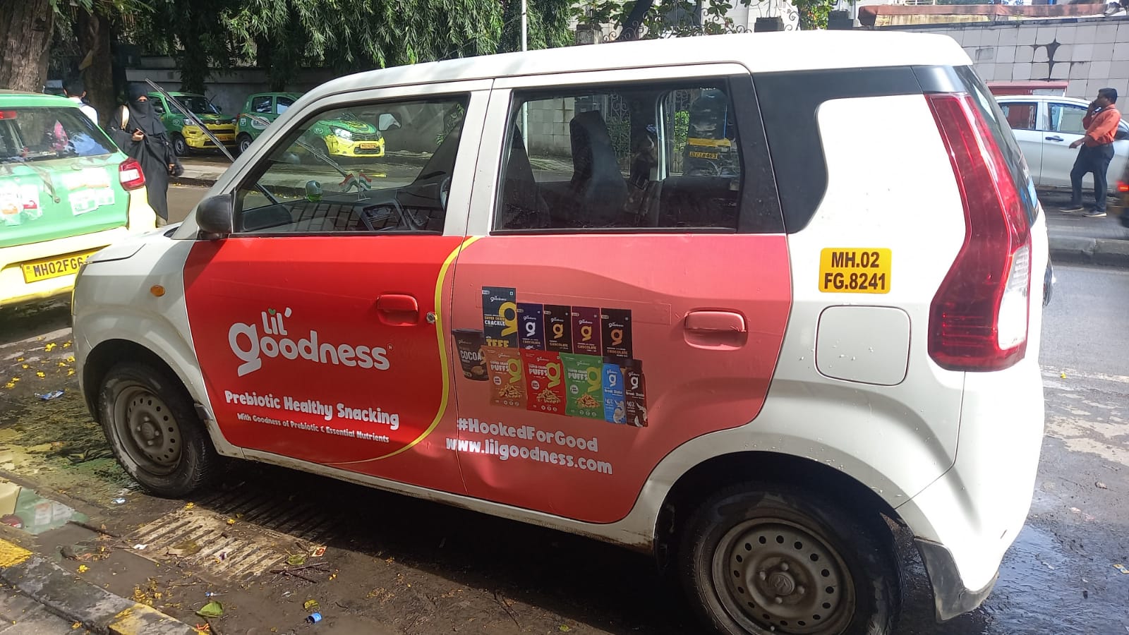 From App to Street: How Cab Advertising Complements Ride-Hailing Platform Marketing